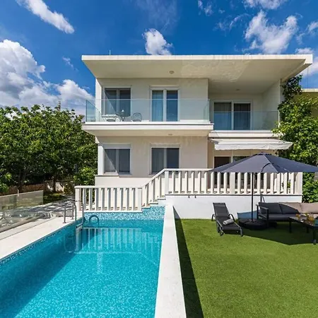 Villa Sunny Pool House
