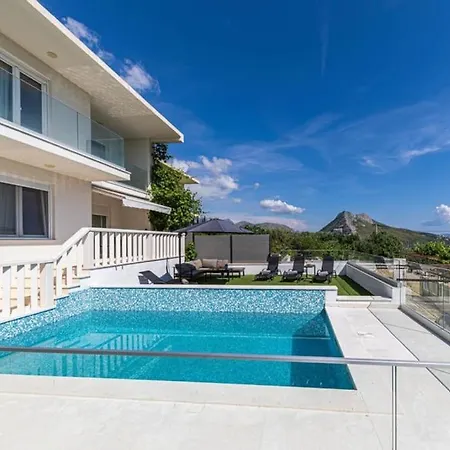 Villa Sunny Pool House Kucine