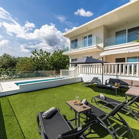 Sunny Pool House Kucine