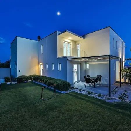 Villa Sunny Pool House Kucine