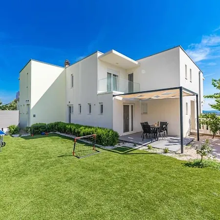 Villa Sunny Pool House