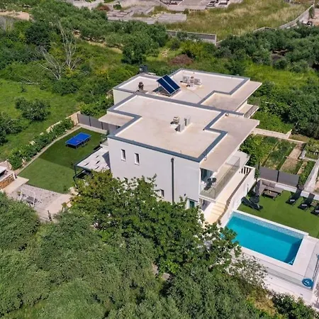 Sunny Pool House *