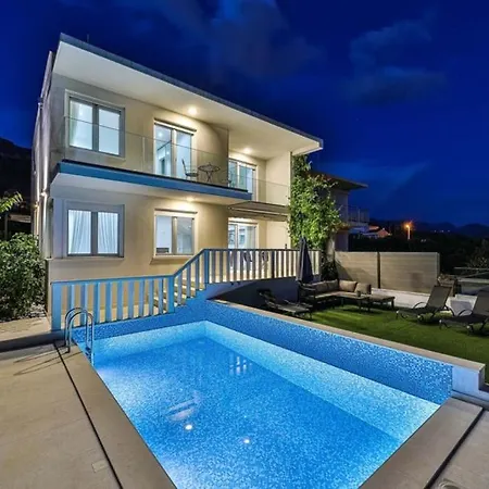 Sunny Pool House *