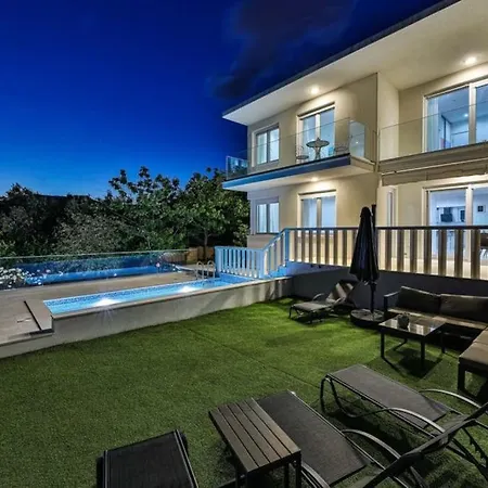 Sunny Pool House Villa *