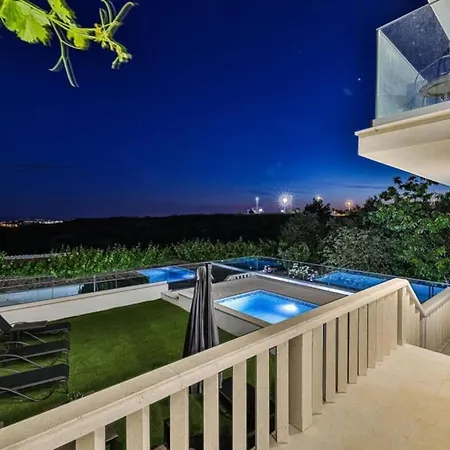Sunny Pool House Villa *